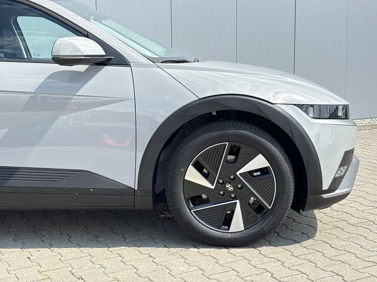 Long Range Pure Edition 84 kWh / €2000 Voordeel / Stoelverwarming voor en achter / Verschuifbare achterbank / Stuurverwarming / Navigatie / Apple Carplay/Android Auto / Lederen bekleding /