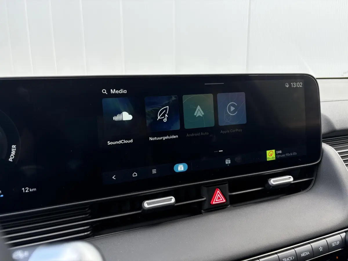 Long Range Pure Edition 84 kWh / €2000 Voordeel / Stoelverwarming voor en achter / Verschuifbare achterbank / Stuurverwarming / Navigatie / Apple Carplay/Android Auto / Lederen bekleding /