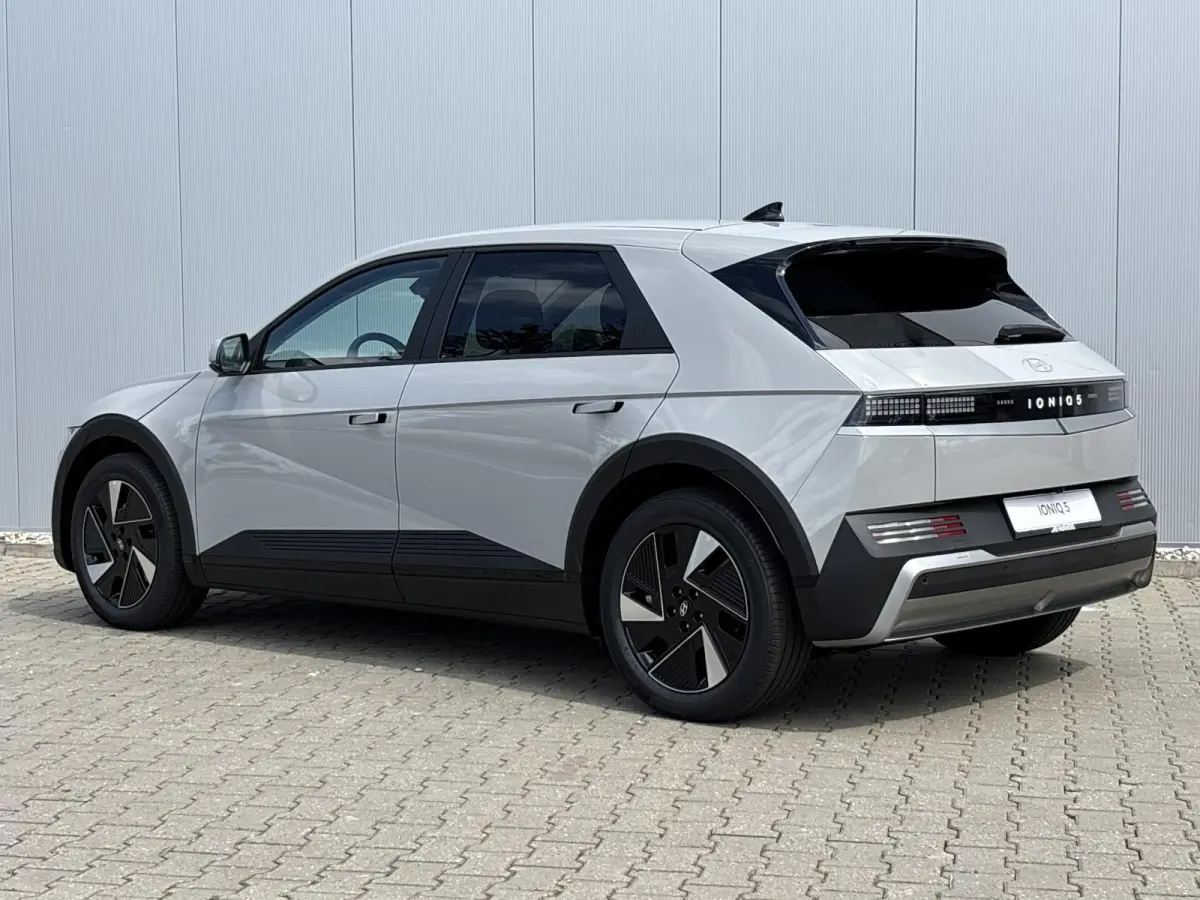 Long Range Pure Edition 84 kWh / €2000 Voordeel / Stoelverwarming voor en achter / Verschuifbare achterbank / Stuurverwarming / Navigatie / Apple Carplay/Android Auto / Lederen bekleding /