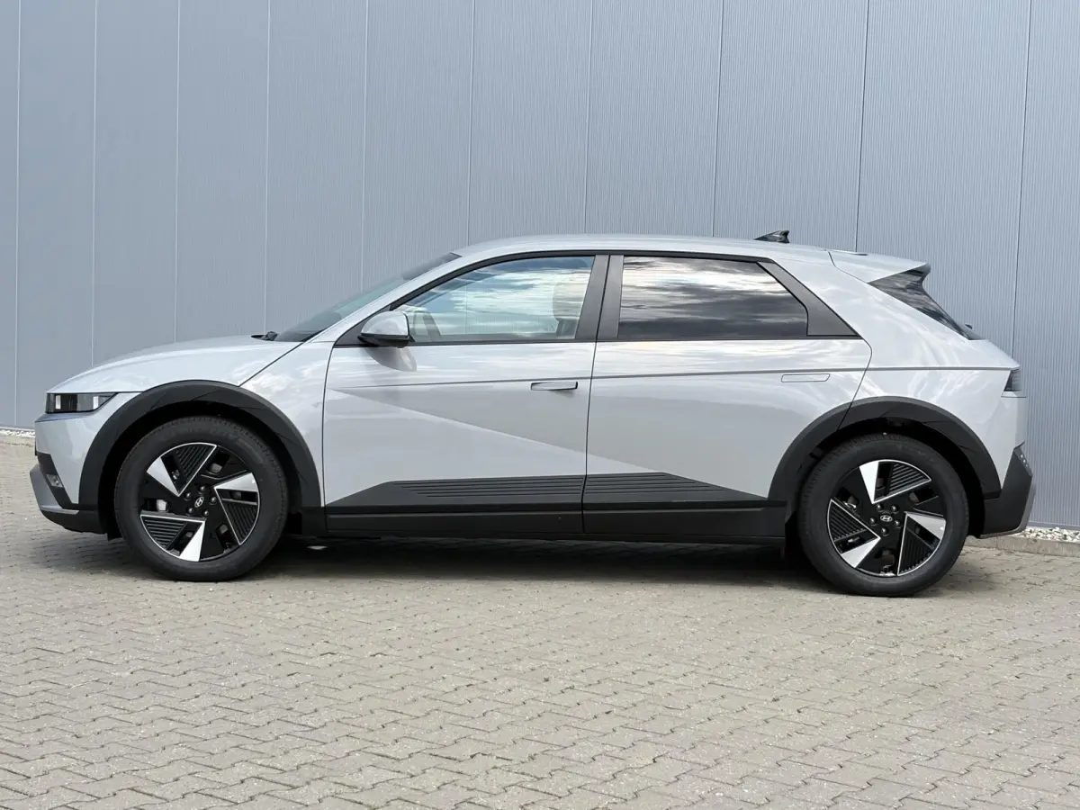 Long Range Pure Edition 84 kWh / €2000 Voordeel / Stoelverwarming voor en achter / Verschuifbare achterbank / Stuurverwarming / Navigatie / Apple Carplay/Android Auto / Lederen bekleding /