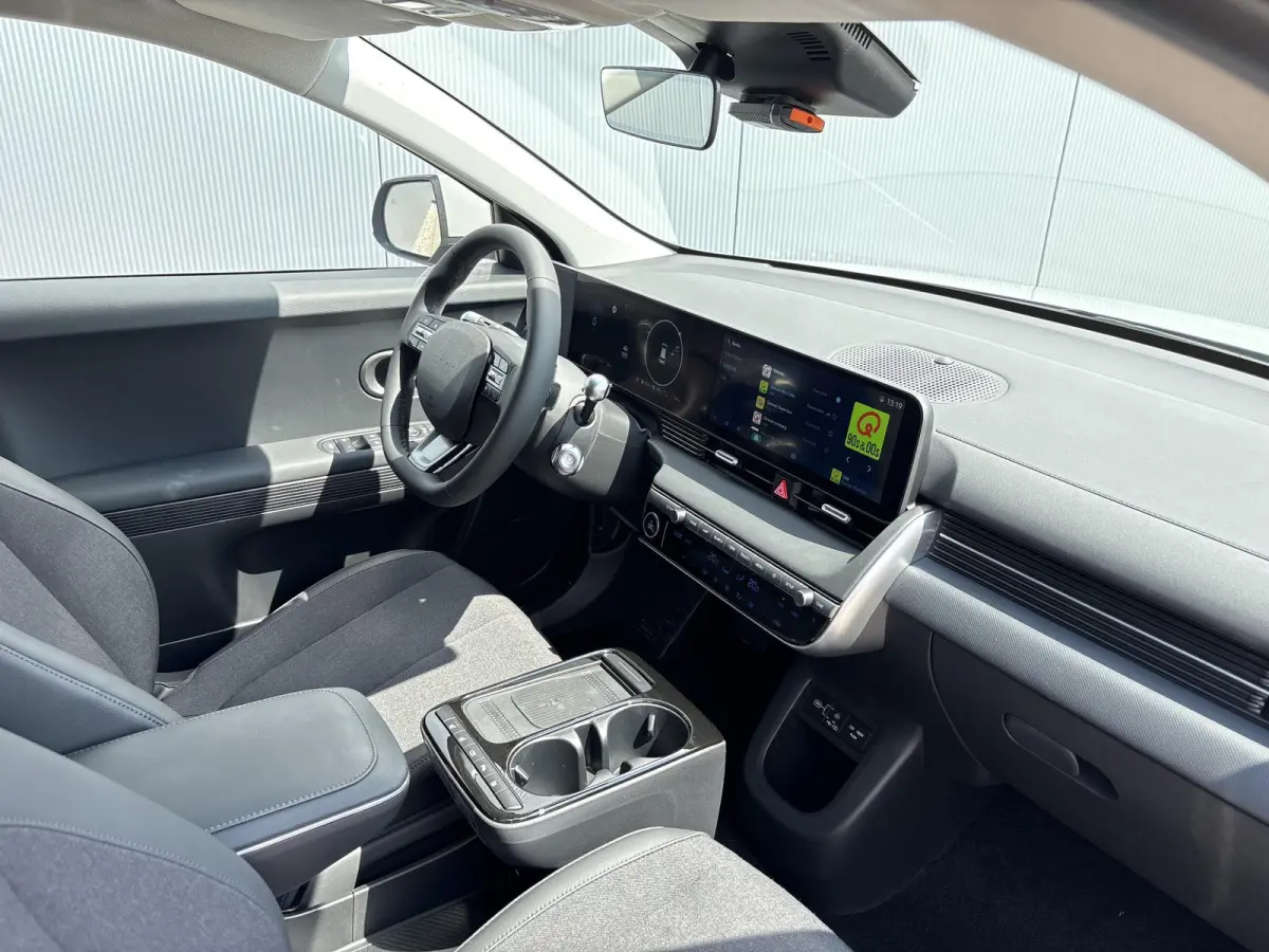 Long Range Pure Edition 84 kWh / €2000 Voordeel / Stoelverwarming voor en achter / Verschuifbare achterbank / Stuurverwarming / Navigatie / Apple Carplay/Android Auto / Lederen bekleding /