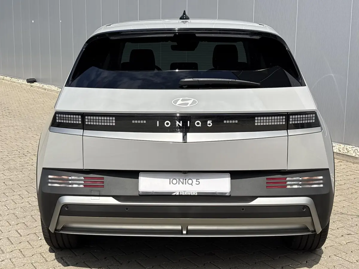 Long Range Pure Edition 84 kWh / €2000 Voordeel / Stoelverwarming voor en achter / Verschuifbare achterbank / Stuurverwarming / Navigatie / Apple Carplay/Android Auto / Lederen bekleding /