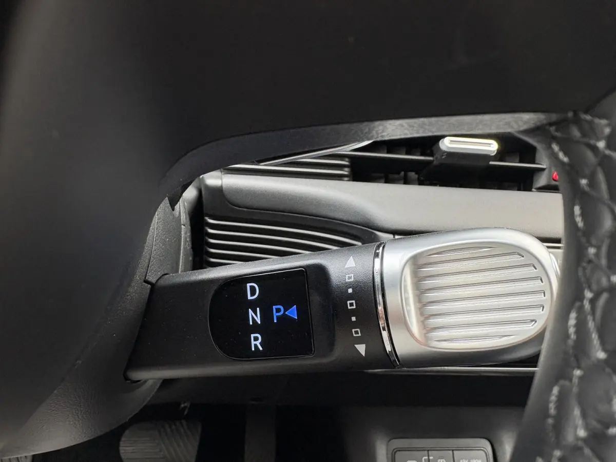 Long Range Pure Edition 84 kWh / €2000 Voordeel / Stoelverwarming voor en achter / Verschuifbare achterbank / Stuurverwarming / Navigatie / Apple Carplay/Android Auto / Lederen bekleding /