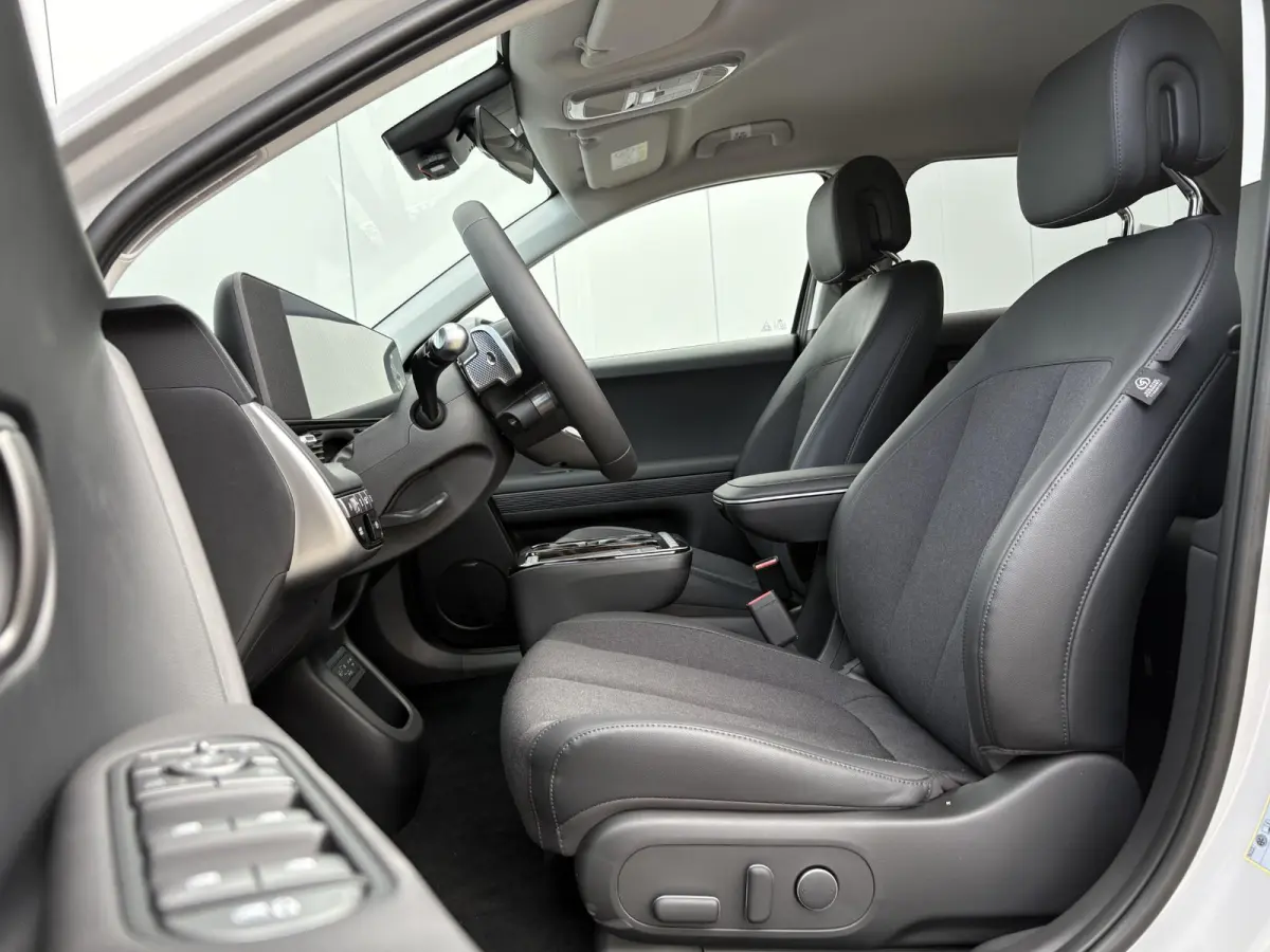 Long Range Pure Edition 84 kWh / €2000 Voordeel / Stoelverwarming voor en achter / Verschuifbare achterbank / Stuurverwarming / Navigatie / Apple Carplay/Android Auto / Lederen bekleding /