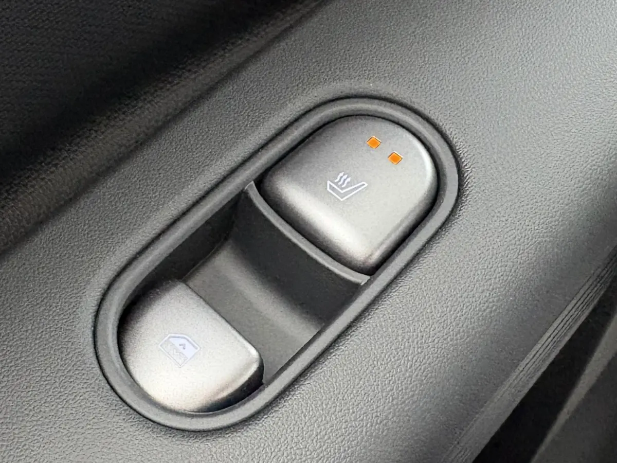 Long Range Pure Edition 84 kWh / €2000 Voordeel / Stoelverwarming voor en achter / Verschuifbare achterbank / Stuurverwarming / Navigatie / Apple Carplay/Android Auto / Lederen bekleding /