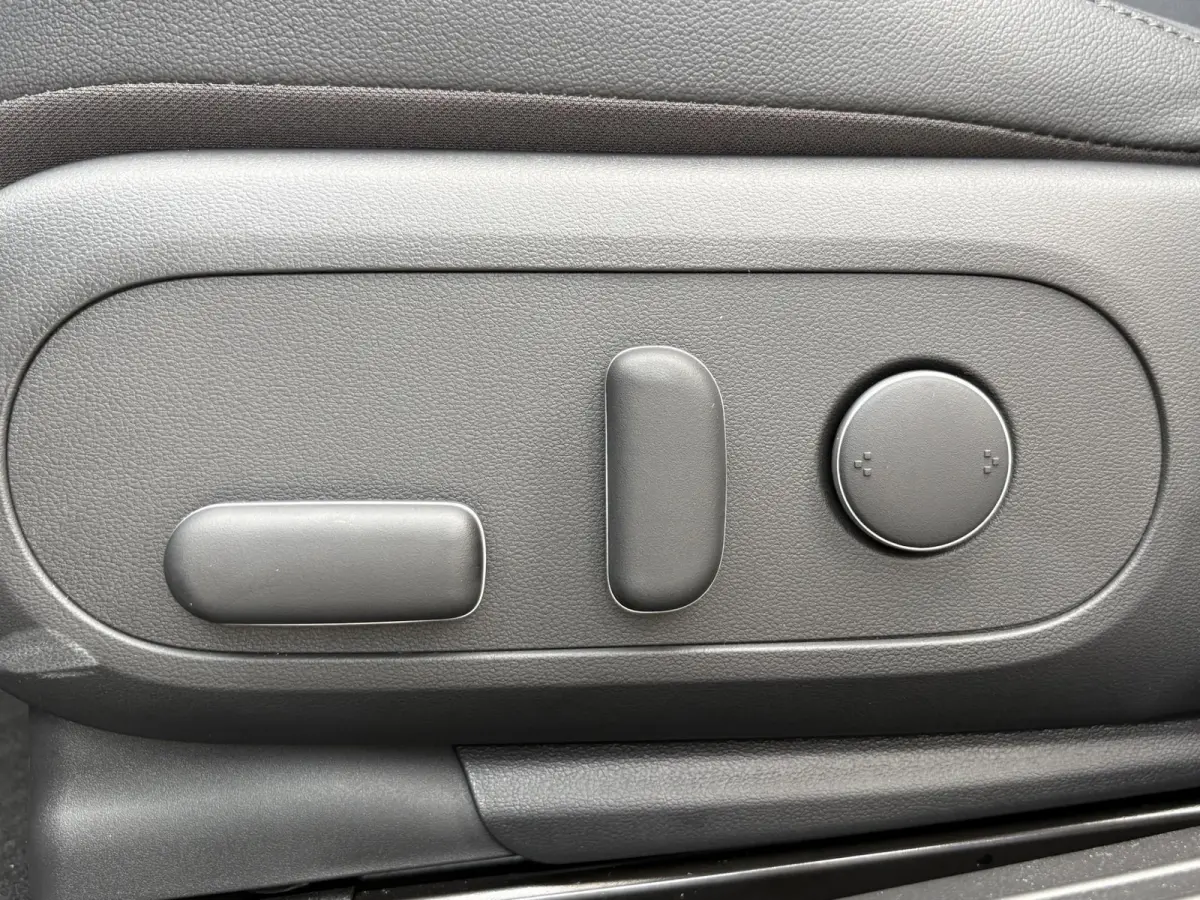Long Range Pure Edition 84 kWh / €2000 Voordeel / Stoelverwarming voor en achter / Verschuifbare achterbank / Stuurverwarming / Navigatie / Apple Carplay/Android Auto / Lederen bekleding /
