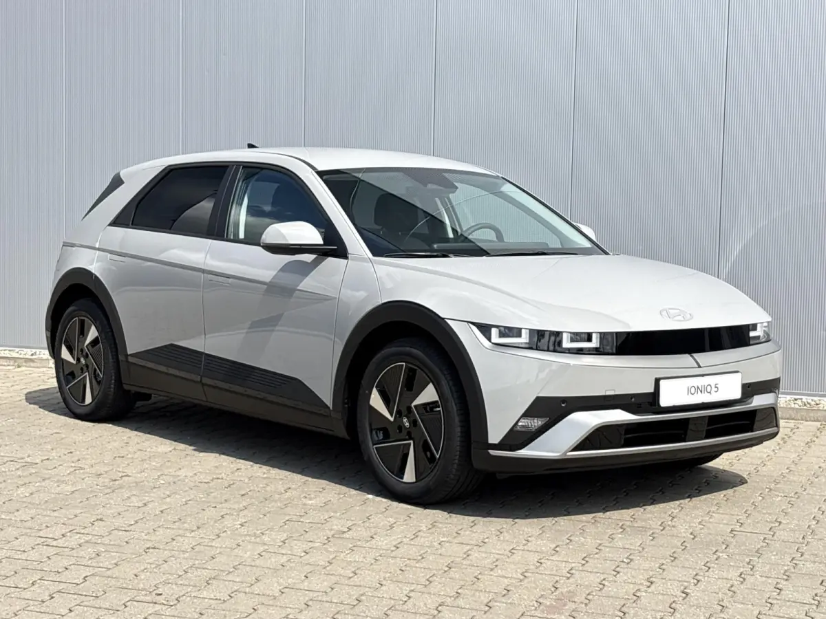 Long Range Pure Edition 84 kWh / €2000 Voordeel / Stoelverwarming voor en achter / Verschuifbare achterbank / Stuurverwarming / Navigatie / Apple Carplay/Android Auto / Lederen bekleding /