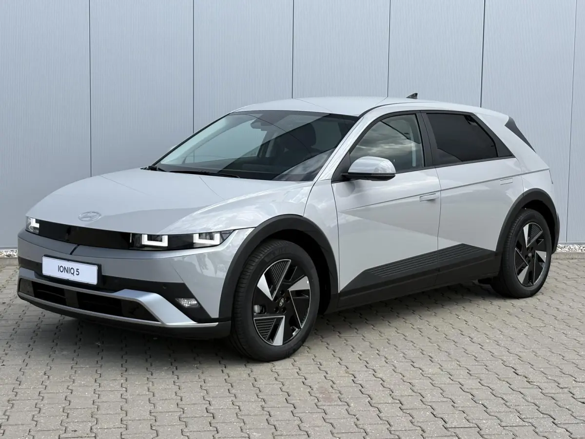 Long Range Pure Edition 84 kWh / €2000 Voordeel / Stoelverwarming voor en achter / Verschuifbare achterbank / Stuurverwarming / Navigatie / Apple Carplay/Android Auto / Lederen bekleding /