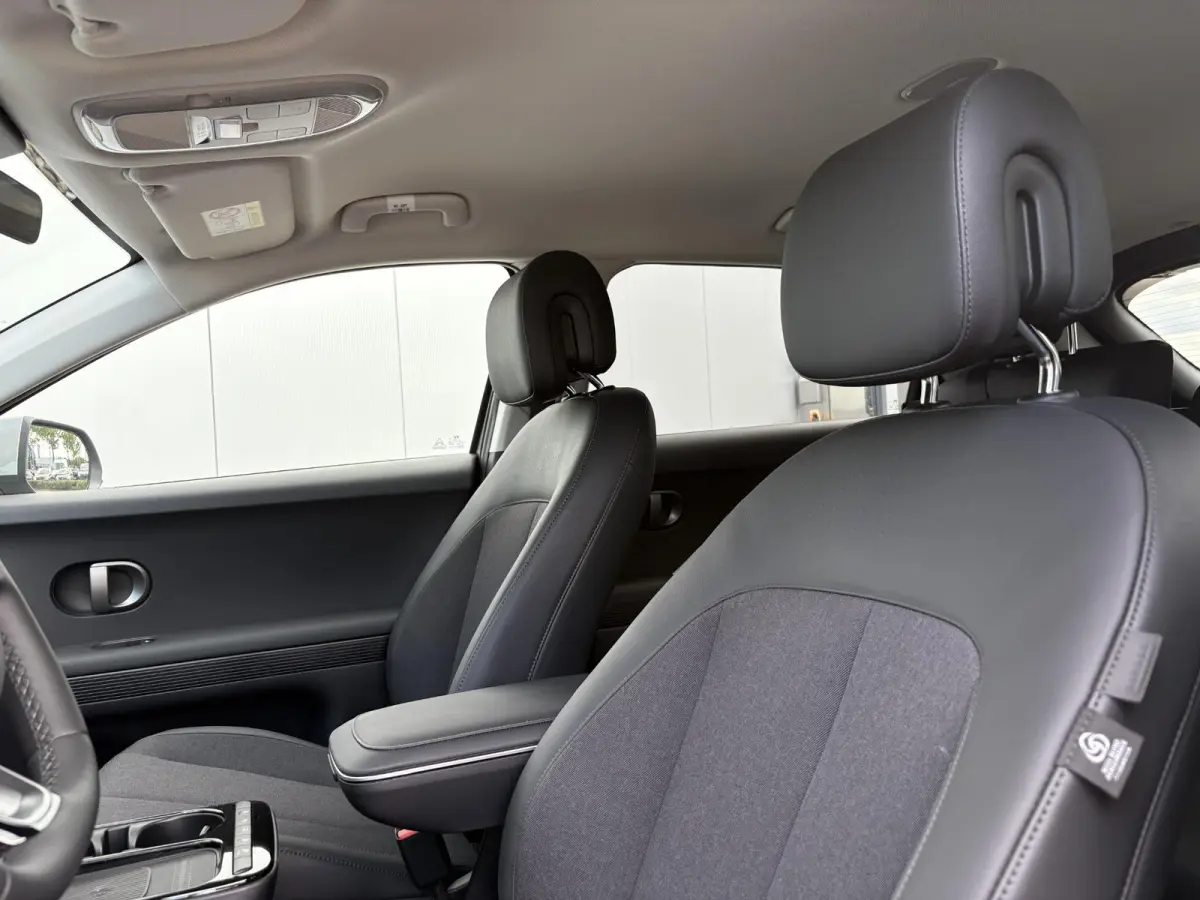 Long Range Pure Edition 84 kWh / €2000 Voordeel / Stoelverwarming voor en achter / Verschuifbare achterbank / Stuurverwarming / Navigatie / Apple Carplay/Android Auto / Lederen bekleding /