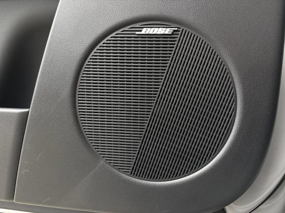 Long Range Pure Edition 84 kWh / €2000 Voordeel / Stoelverwarming voor en achter / Verschuifbare achterbank / Stuurverwarming / Navigatie / Apple Carplay/Android Auto / Lederen bekleding /