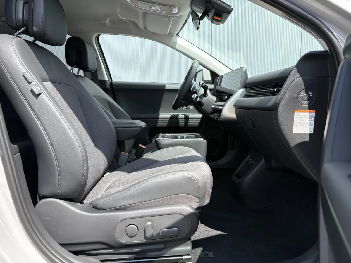 Long Range Pure Edition 84 kWh / €2000 Voordeel / Stoelverwarming voor en achter / Verschuifbare achterbank / Stuurverwarming / Navigatie / Apple Carplay/Android Auto / Lederen bekleding /