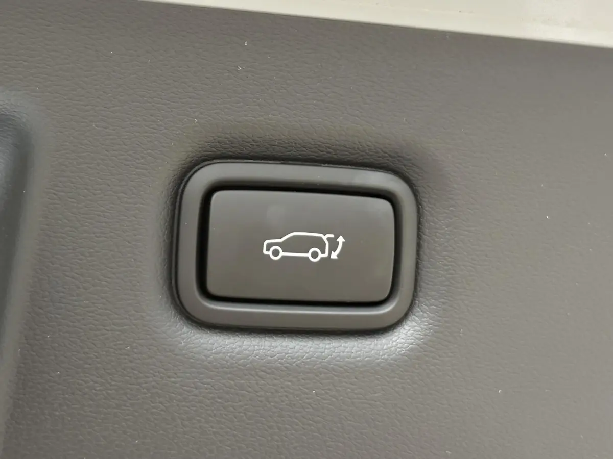 Long Range Pure Edition 84 kWh / €2000 Voordeel / Stoelverwarming voor en achter / Verschuifbare achterbank / Stuurverwarming / Navigatie / Apple Carplay/Android Auto / Lederen bekleding /