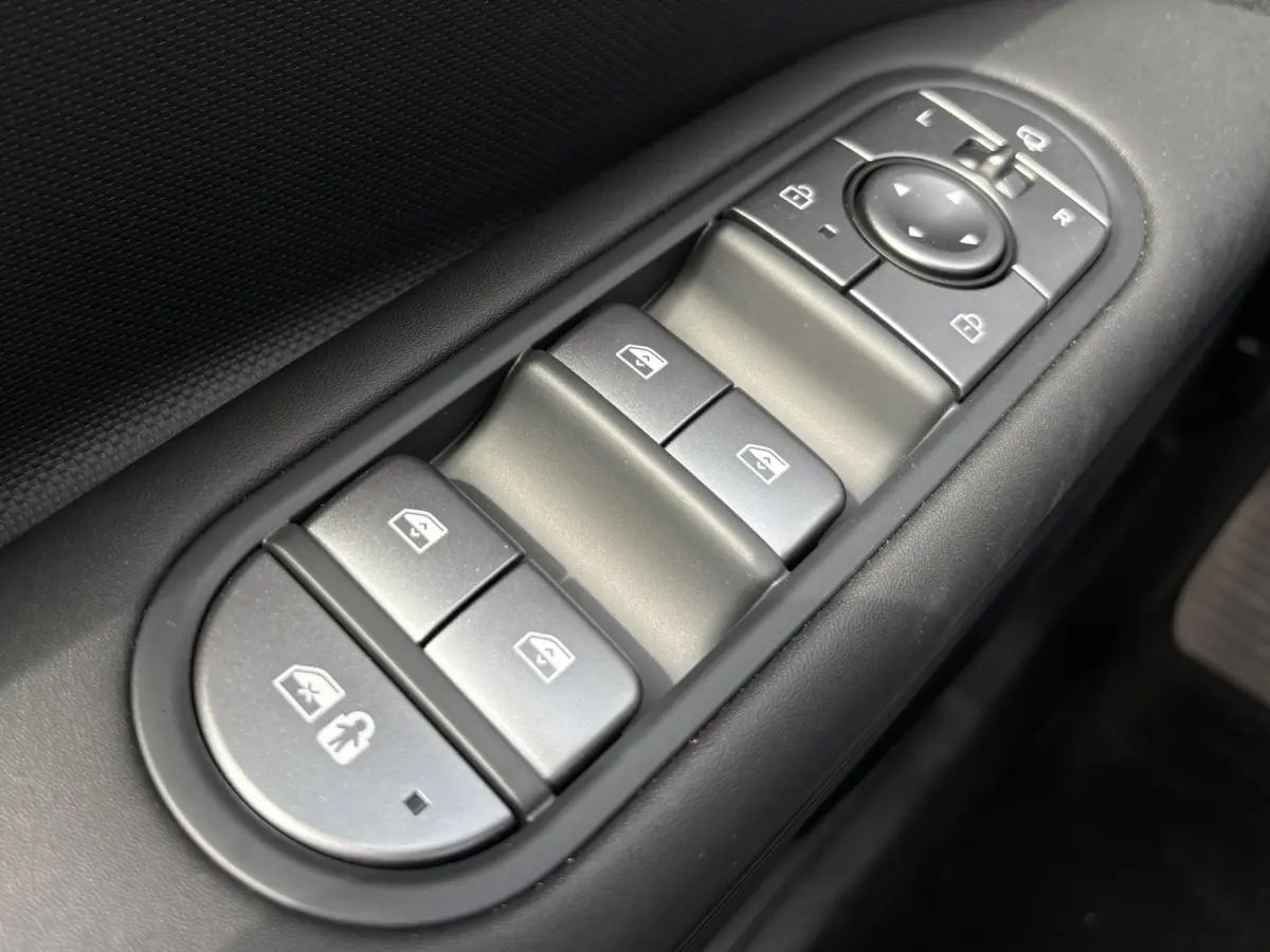 Long Range Pure Edition 84 kWh / €2000 Voordeel / Stoelverwarming voor en achter / Verschuifbare achterbank / Stuurverwarming / Navigatie / Apple Carplay/Android Auto / Lederen bekleding /