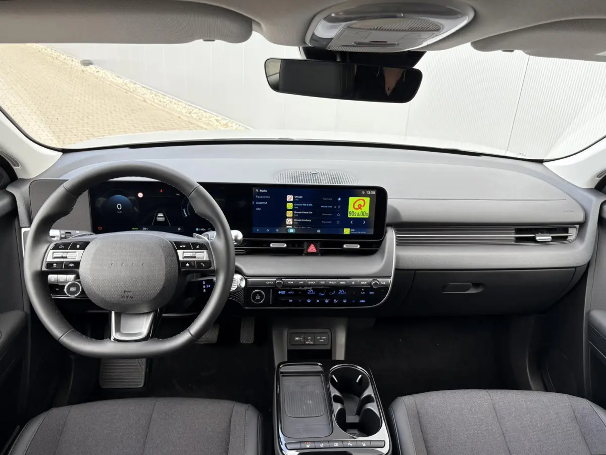 Long Range Pure Edition 84 kWh / €2000 Voordeel / Stoelverwarming voor en achter / Verschuifbare achterbank / Stuurverwarming / Navigatie / Apple Carplay/Android Auto / Lederen bekleding /