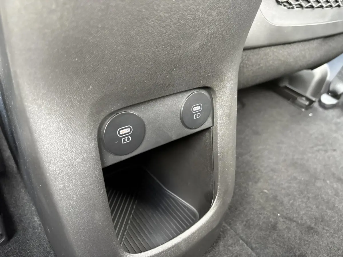 Long Range Pure Edition 84 kWh / €2000 Voordeel / Stoelverwarming voor en achter / Verschuifbare achterbank / Stuurverwarming / Navigatie / Apple Carplay/Android Auto / Lederen bekleding /
