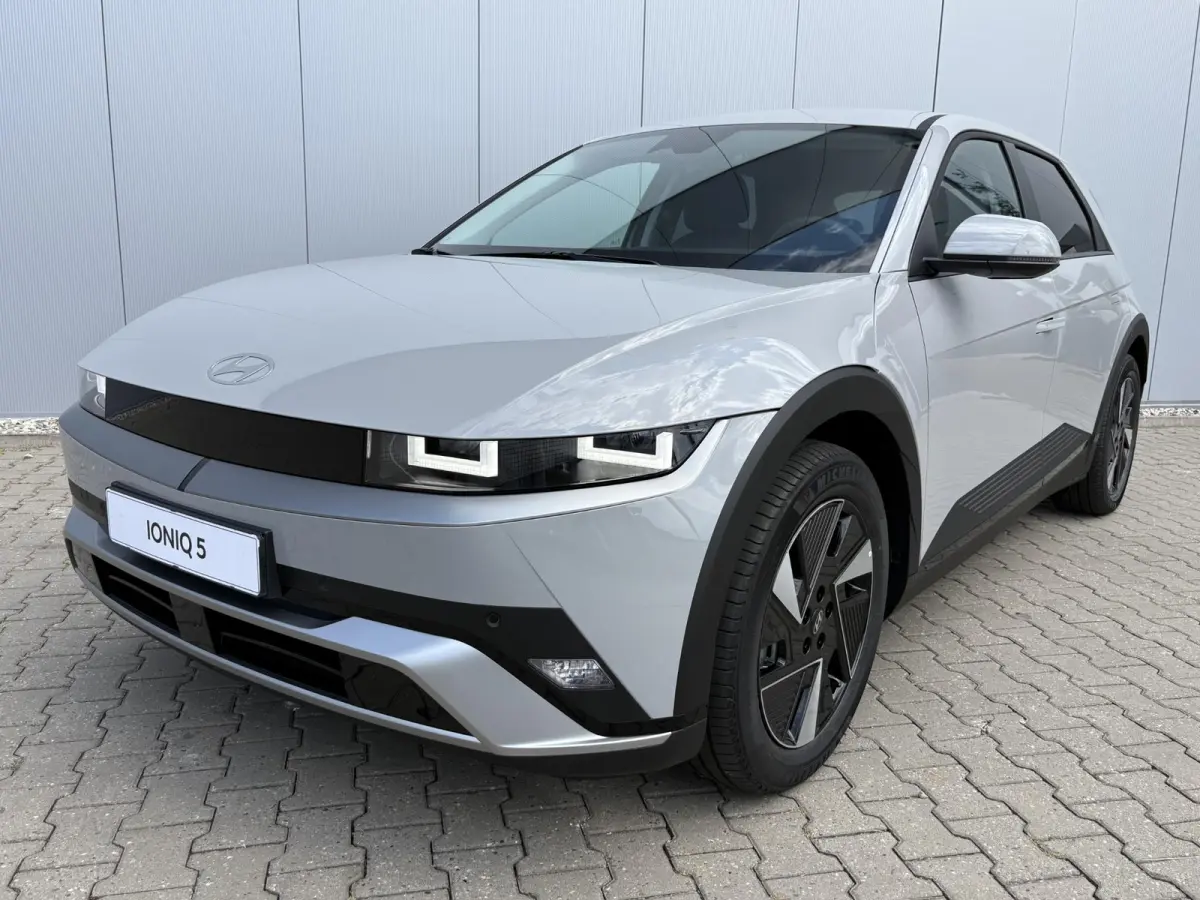 Long Range Pure Edition 84 kWh / €2000 Voordeel / Stoelverwarming voor en achter / Verschuifbare achterbank / Stuurverwarming / Navigatie / Apple Carplay/Android Auto / Lederen bekleding /