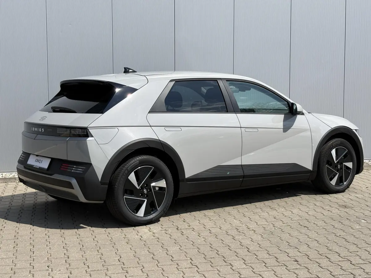 Long Range Pure Edition 84 kWh / €2000 Voordeel / Stoelverwarming voor en achter / Verschuifbare achterbank / Stuurverwarming / Navigatie / Apple Carplay/Android Auto / Lederen bekleding /
