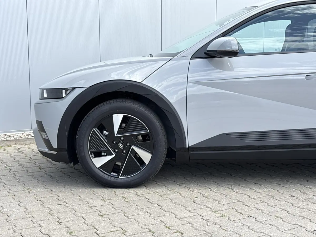 Long Range Pure Edition 84 kWh / €2000 Voordeel / Stoelverwarming voor en achter / Verschuifbare achterbank / Stuurverwarming / Navigatie / Apple Carplay/Android Auto / Lederen bekleding /