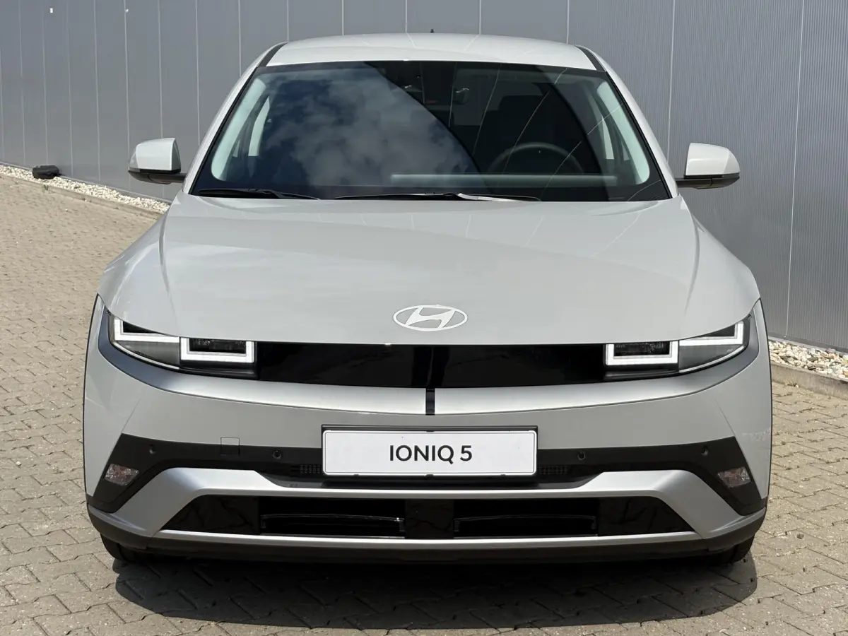Long Range Pure Edition 84 kWh / €2000 Voordeel / Stoelverwarming voor en achter / Verschuifbare achterbank / Stuurverwarming / Navigatie / Apple Carplay/Android Auto / Lederen bekleding /