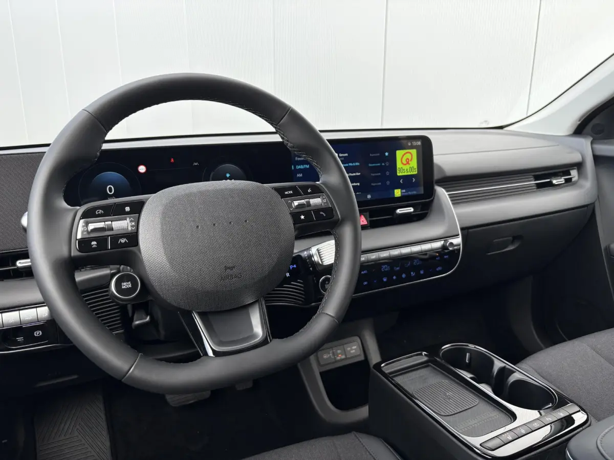 Long Range Pure Edition 84 kWh / €2000 Voordeel / Stoelverwarming voor en achter / Verschuifbare achterbank / Stuurverwarming / Navigatie / Apple Carplay/Android Auto / Lederen bekleding /
