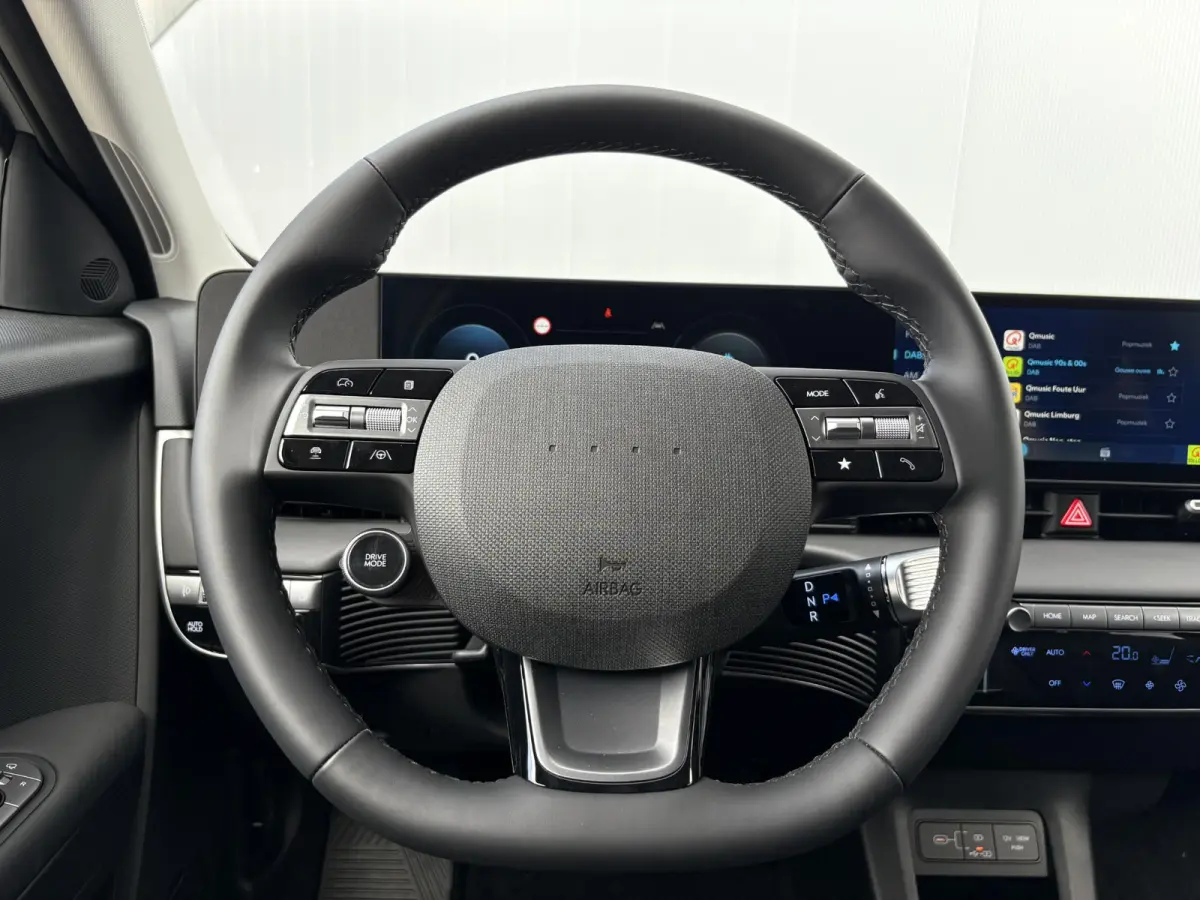 Long Range Pure Edition 84 kWh / €2000 Voordeel / Stoelverwarming voor en achter / Verschuifbare achterbank / Stuurverwarming / Navigatie / Apple Carplay/Android Auto / Lederen bekleding /