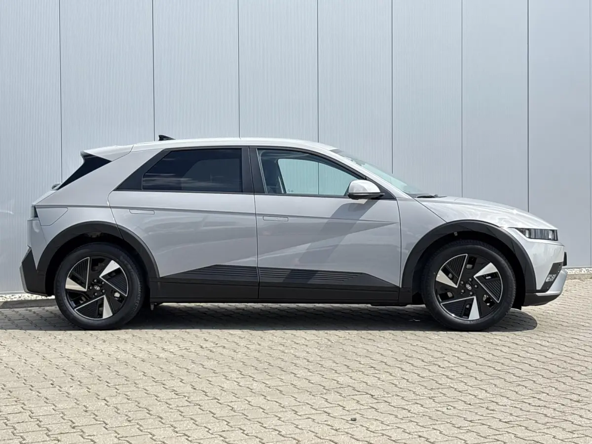 Long Range Pure Edition 84 kWh / €2000 Voordeel / Stoelverwarming voor en achter / Verschuifbare achterbank / Stuurverwarming / Navigatie / Apple Carplay/Android Auto / Lederen bekleding /