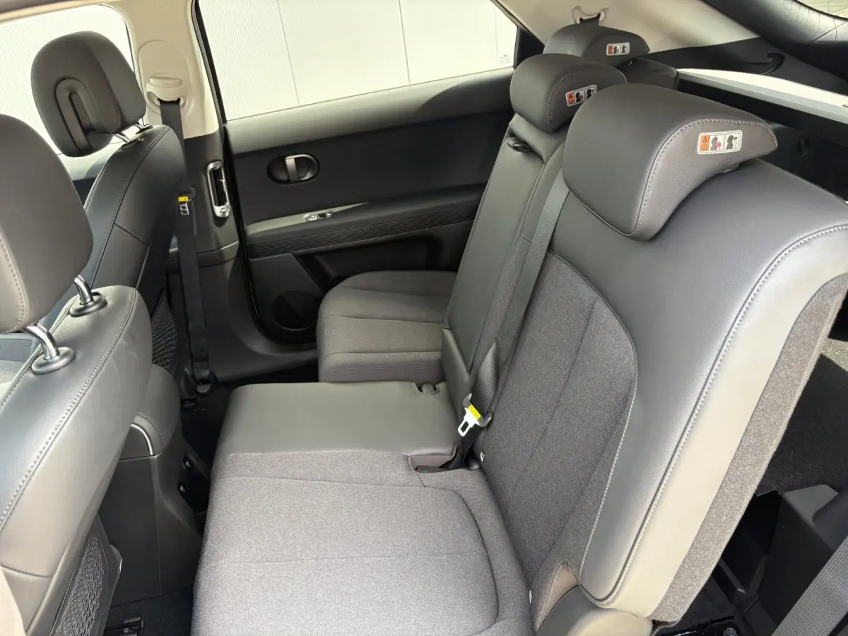Long Range Pure Edition 84 kWh / €2000 Voordeel / Stoelverwarming voor en achter / Verschuifbare achterbank / Stuurverwarming / Navigatie / Apple Carplay/Android Auto / Lederen bekleding /