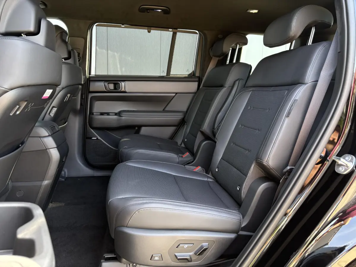 1.6 T-GDI PHEV Black Line 4WD 6p. / € 5000,- Voordeel / 6 Persoons / lichtmetalen velgen 5-spaaks 20" / Stoelverwarming voor/achter / Adaptieve Cruise Control / Dodehoek Camera / Navigatie