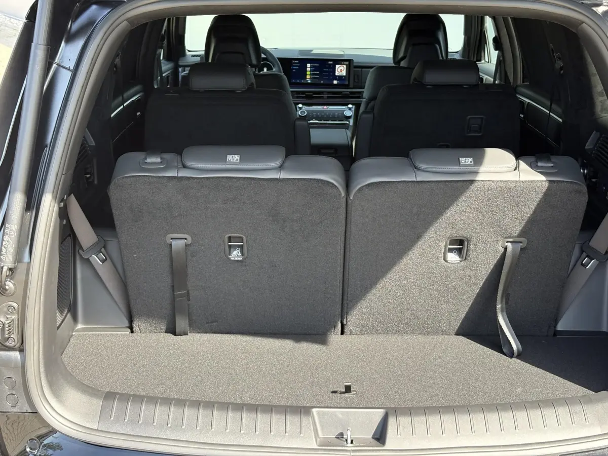 1.6 T-GDI PHEV Black Line 4WD 6p. / € 5000,- Voordeel / 6 Persoons / lichtmetalen velgen 5-spaaks 20" / Stoelverwarming voor/achter / Adaptieve Cruise Control / Dodehoek Camera / Navigatie