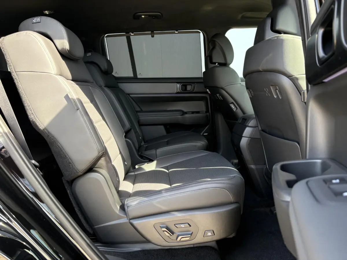 1.6 T-GDI PHEV Black Line 4WD 6p. / € 5000,- Voordeel / 6 Persoons / lichtmetalen velgen 5-spaaks 20" / Stoelverwarming voor/achter / Adaptieve Cruise Control / Dodehoek Camera / Navigatie