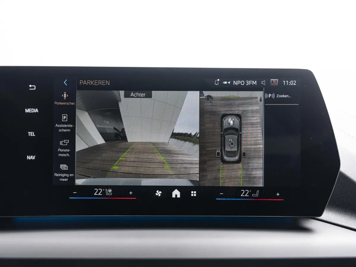 220 | M Sportpakket Pro | Comfort Access | Head Up Display | Harman Kardon | Driving Assistant Proffesional | Panoramadak | Stuurwielrand verwarmd | 19 inch