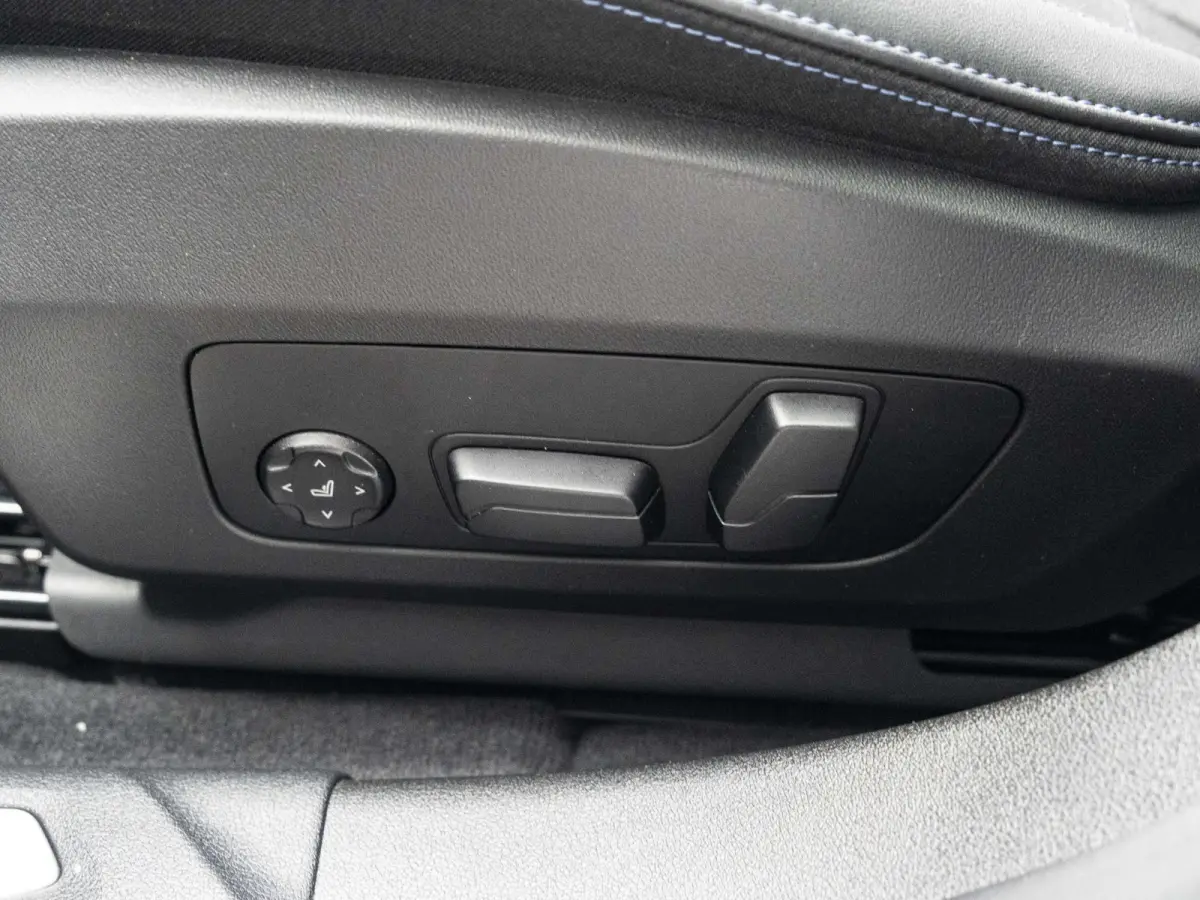 220 | M Sportpakket Pro | Comfort Access | Head Up Display | Harman Kardon | Driving Assistant Proffesional | Panoramadak | Stuurwielrand verwarmd | 19 inch