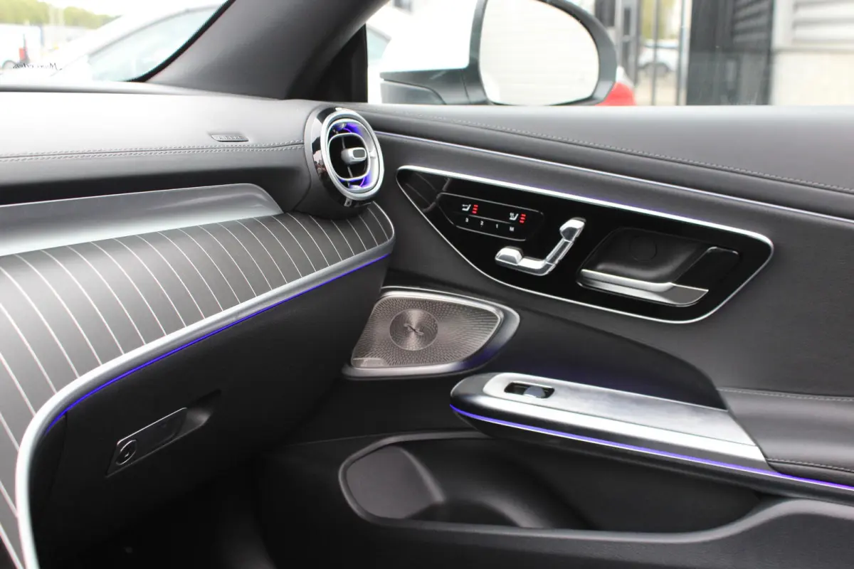 200 AMG Cabrio Burmester | Distronic | Memory | Airscarf | Carplay | Camera | Keyless | Opalietwit Metallic | Dealer Onderhouden