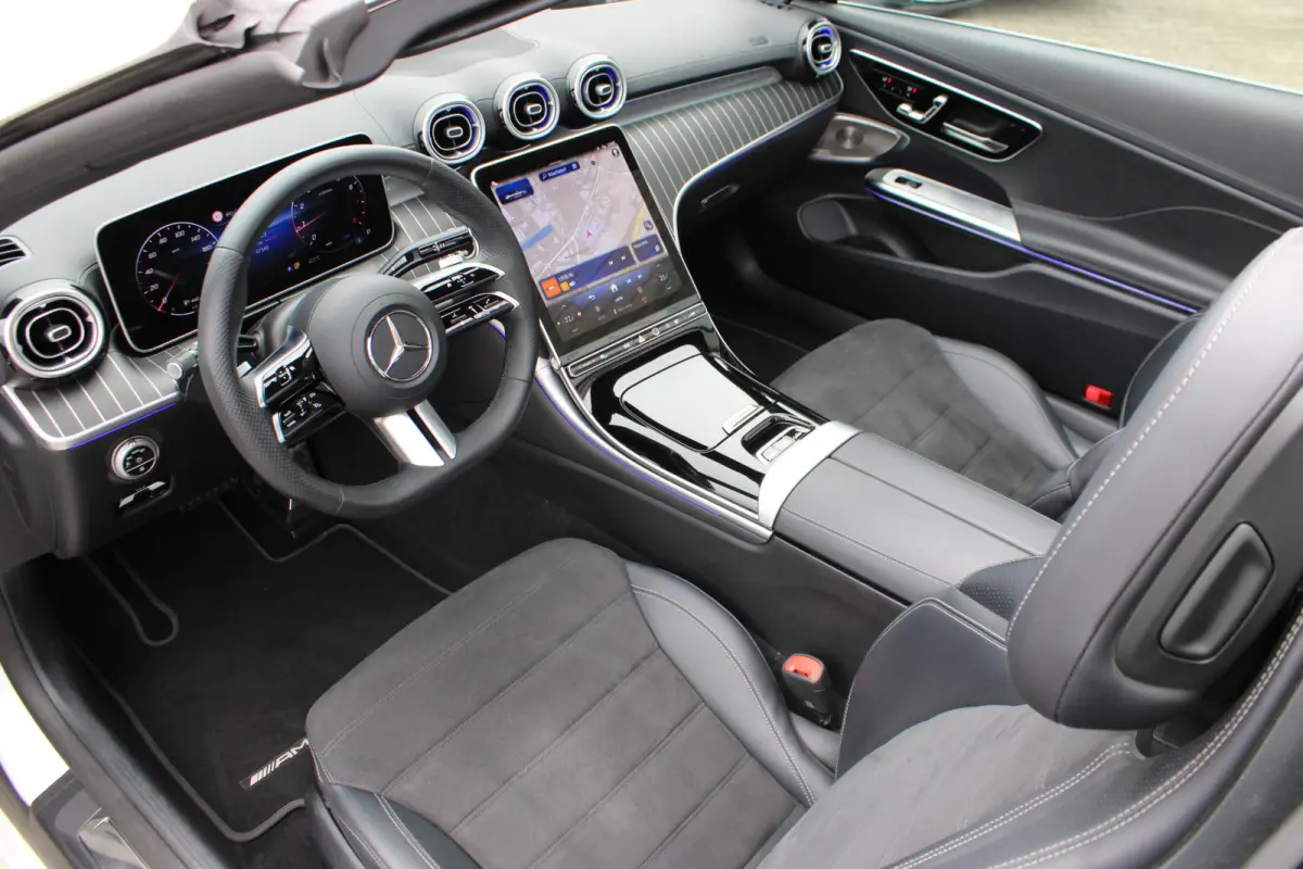 200 AMG Cabrio Burmester | Distronic | Memory | Airscarf | Carplay | Camera | Keyless | Opalietwit Metallic | Dealer Onderhouden