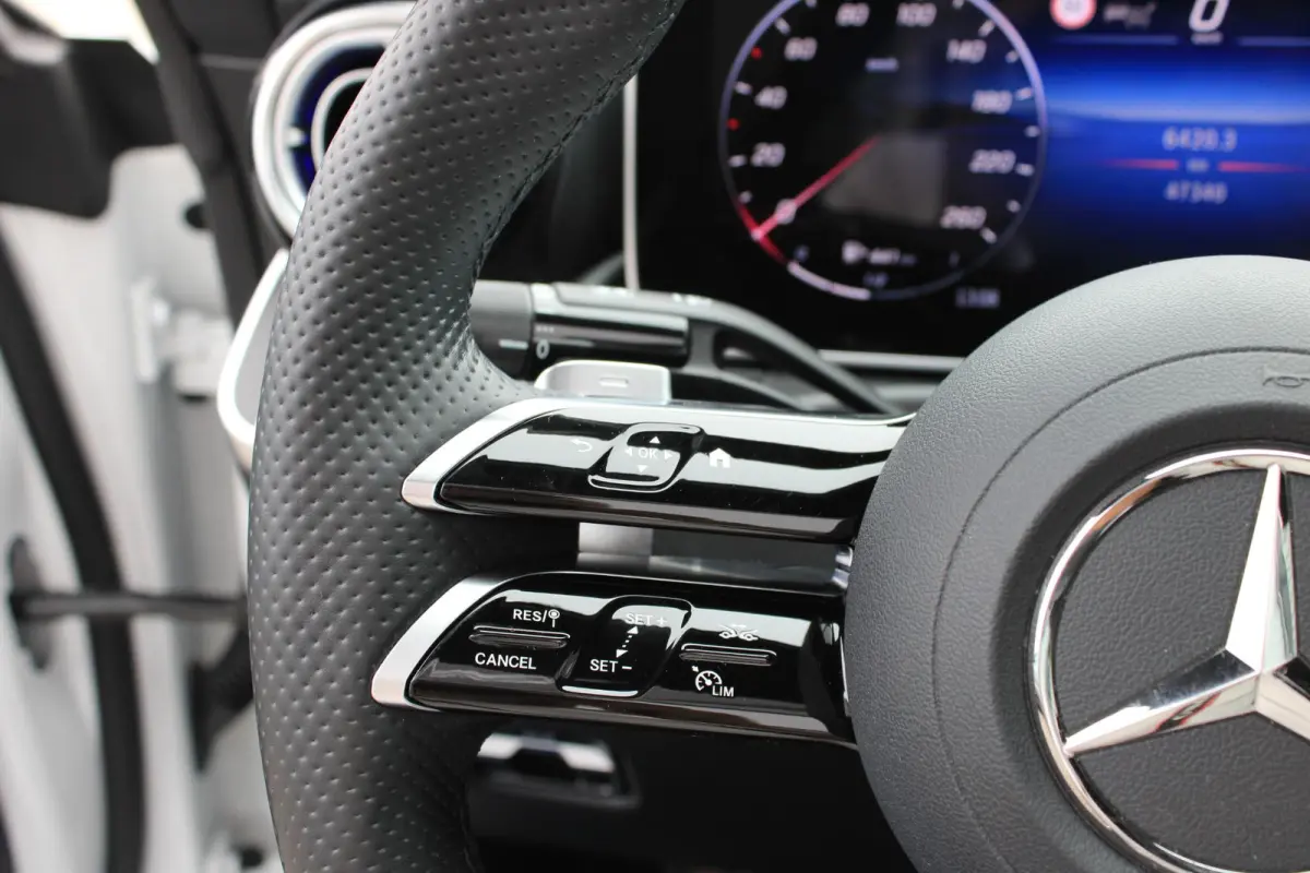 200 AMG Cabrio Burmester | Distronic | Memory | Airscarf | Carplay | Camera | Keyless | Opalietwit Metallic | Dealer Onderhouden