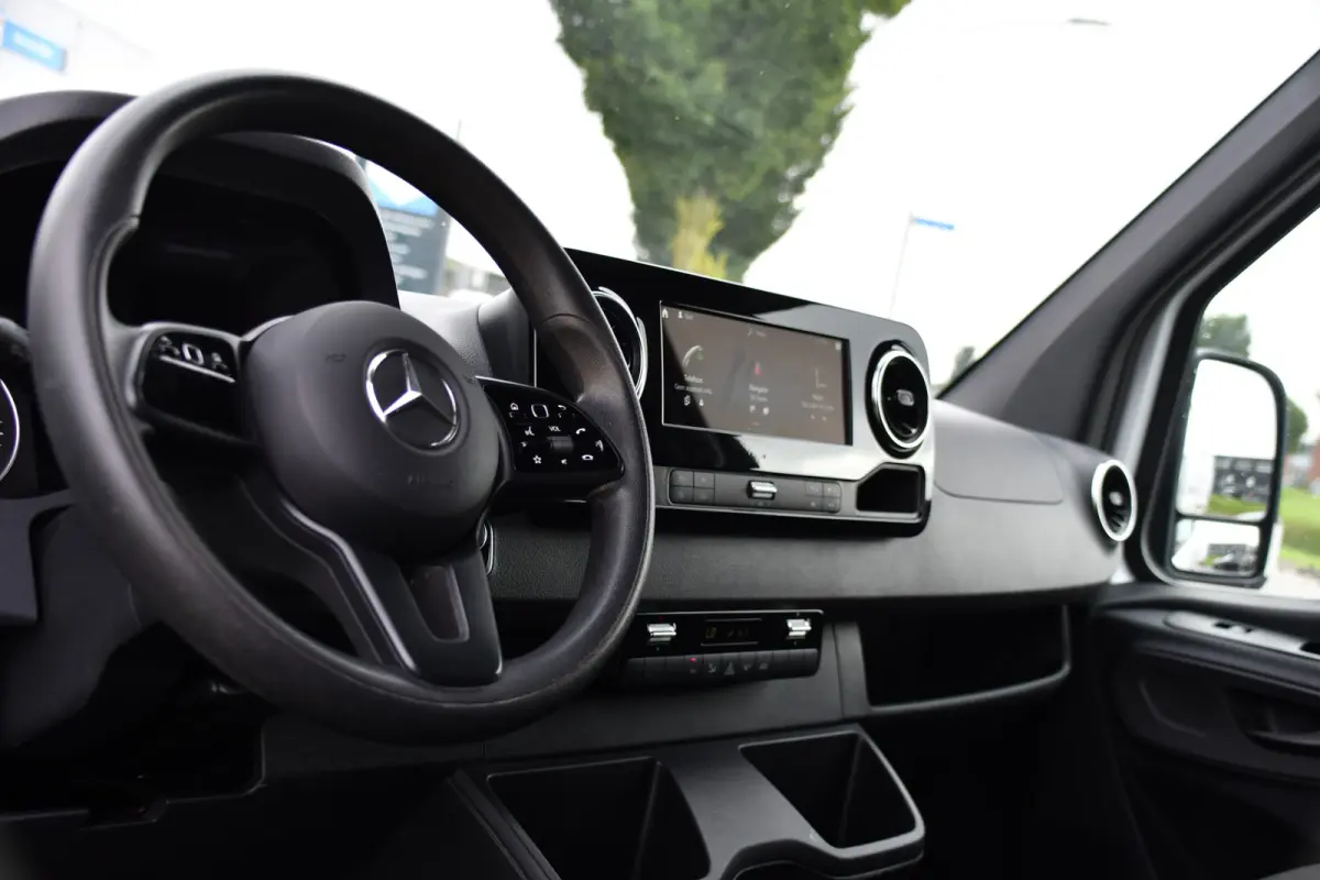 319 1.9 CDI L2H1 RWD PB Edition Camera, Carplay, 190pk, LED, Trekhaak, 10,5'' Mbux, Automaat, Clima, NAVI, Uniek!