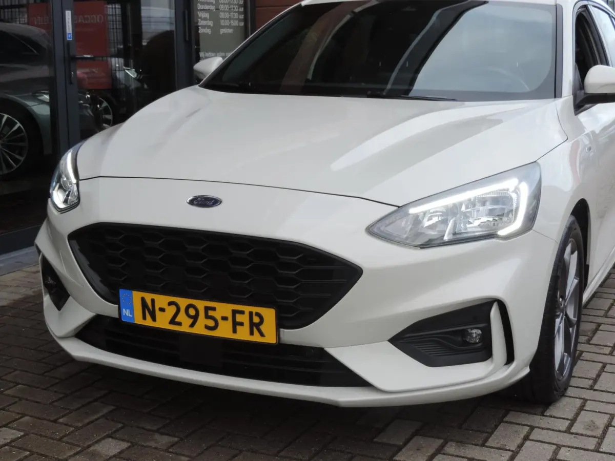 1.0-T 125PK Hybrid ST Line Business | 1e Eig | Metropolis White | Winterpack | 17” | Keyless | LED kopl | Camera