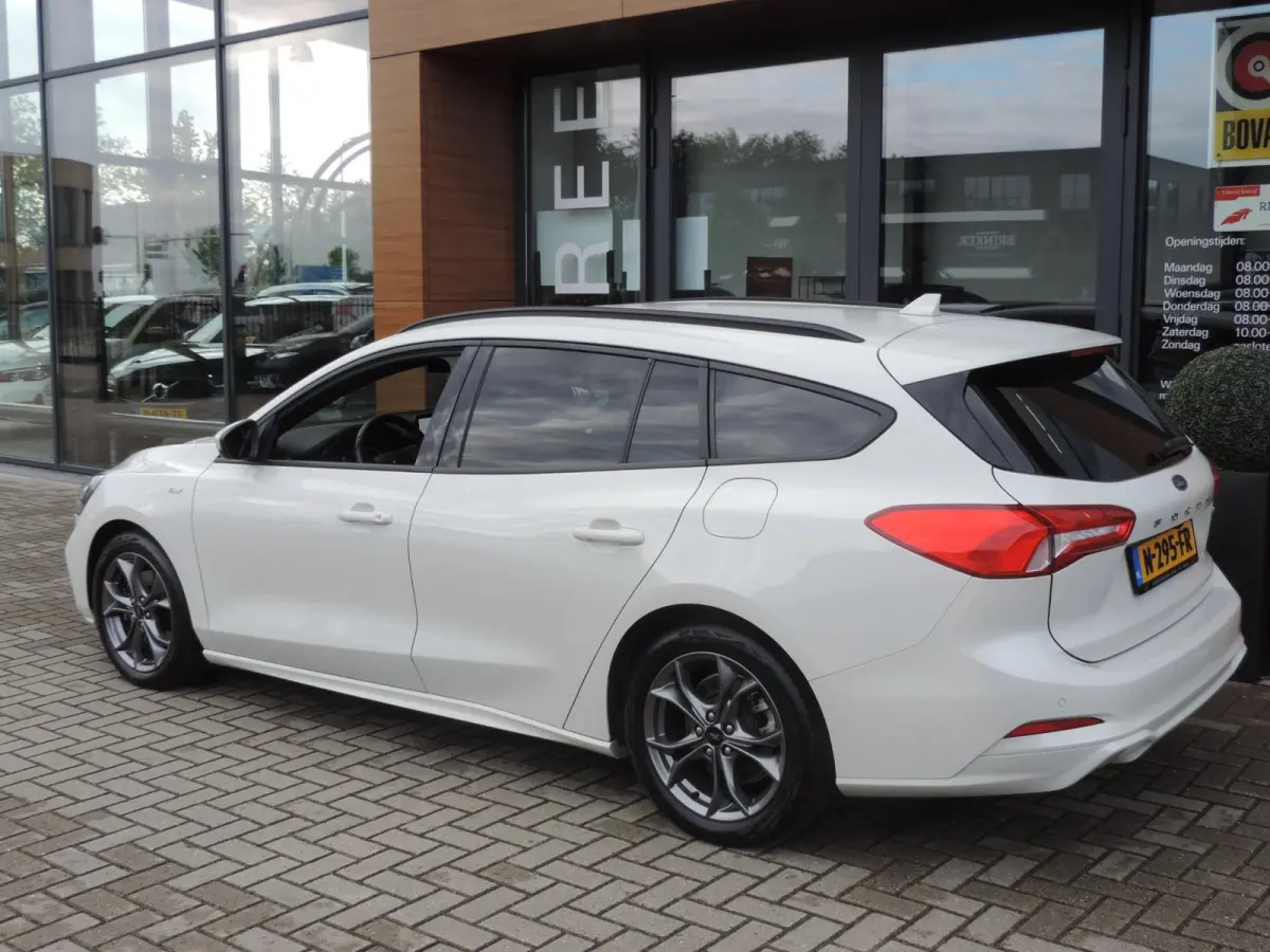 1.0-T 125PK Hybrid ST Line Business | 1e Eig | Metropolis White | Winterpack | 17” | Keyless | LED kopl | Camera