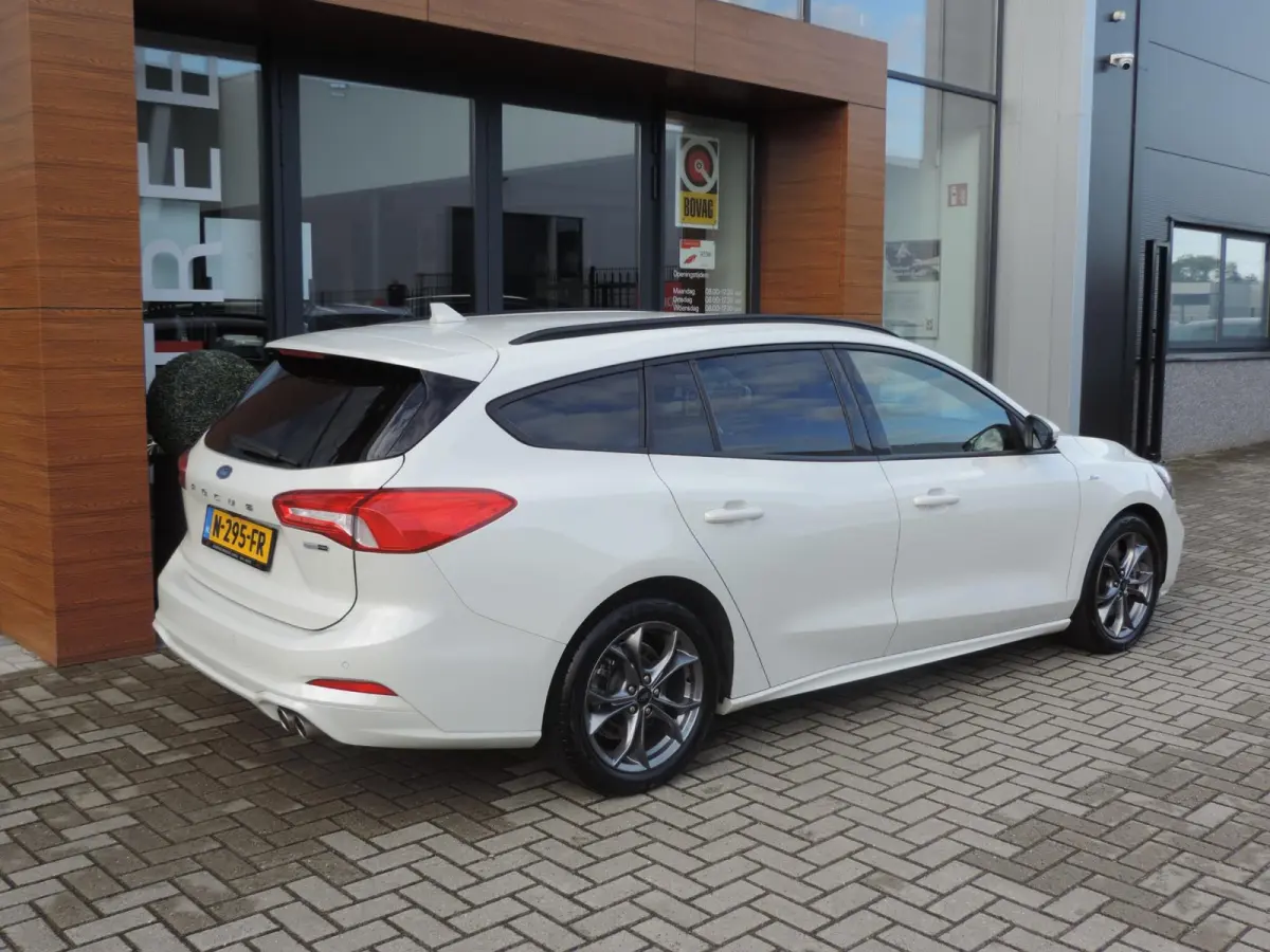 1.0-T 125PK Hybrid ST Line Business | 1e Eig | Metropolis White | Winterpack | 17” | Keyless | LED kopl | Camera