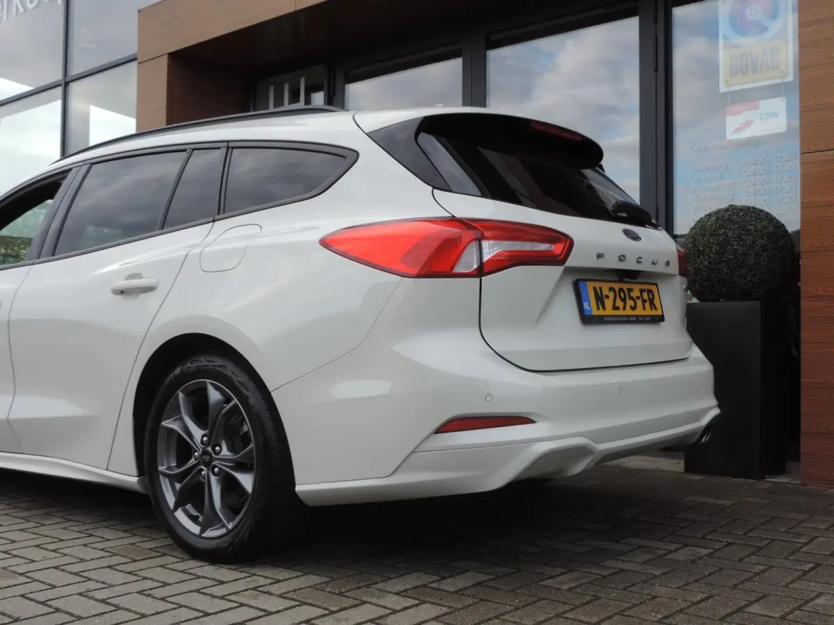 1.0-T 125PK Hybrid ST Line Business | 1e Eig | Metropolis White | Winterpack | 17” | Keyless | LED kopl | Camera