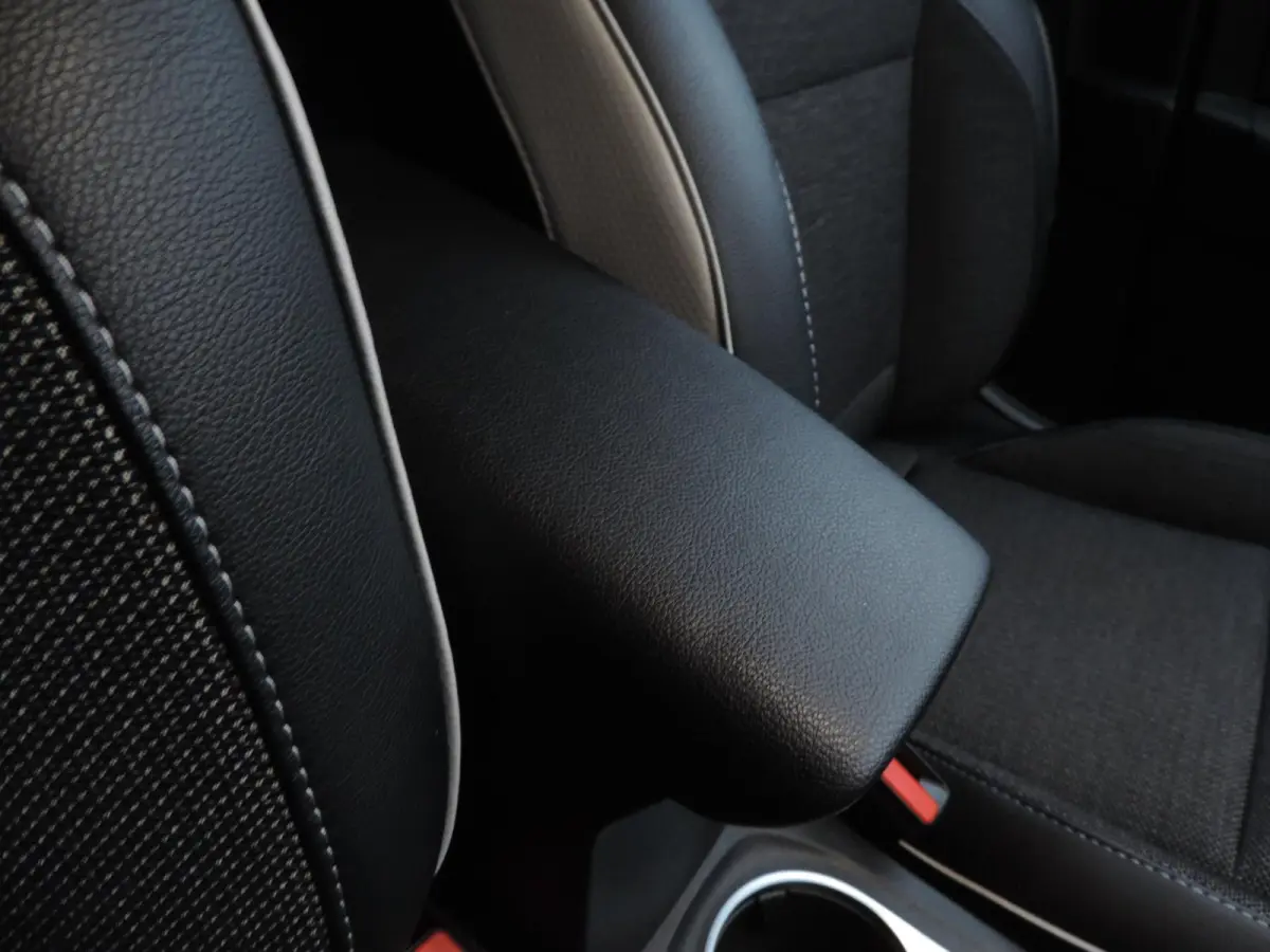 1.0 TCe 90 Intens 66.000km | LED kopl | PDC | Halfleer | Navi | CarPlay | ECC | 17” | Keyless | Priv.glas | DAB