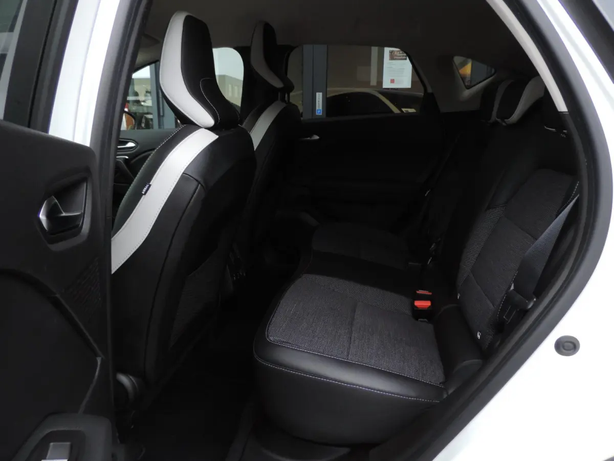 1.0 TCe 90 Intens 66.000km | LED kopl | PDC | Halfleer | Navi | CarPlay | ECC | 17” | Keyless | Priv.glas | DAB