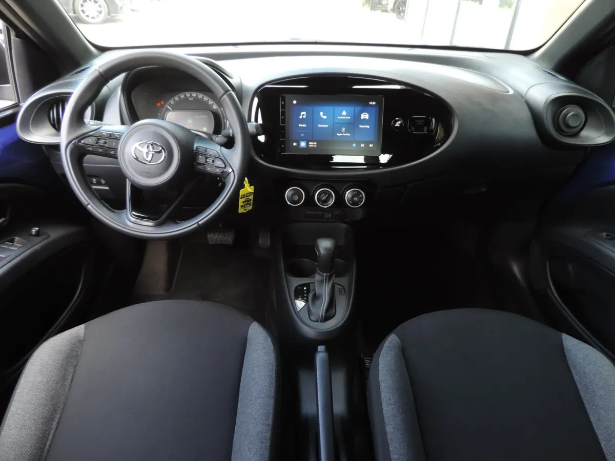 1.0 VVT-i S-CVT Play AUTOMAAT 17.000km | CarPlay | Airco | Camera | Bluetooth | Cruise contr | DAB | NLauto