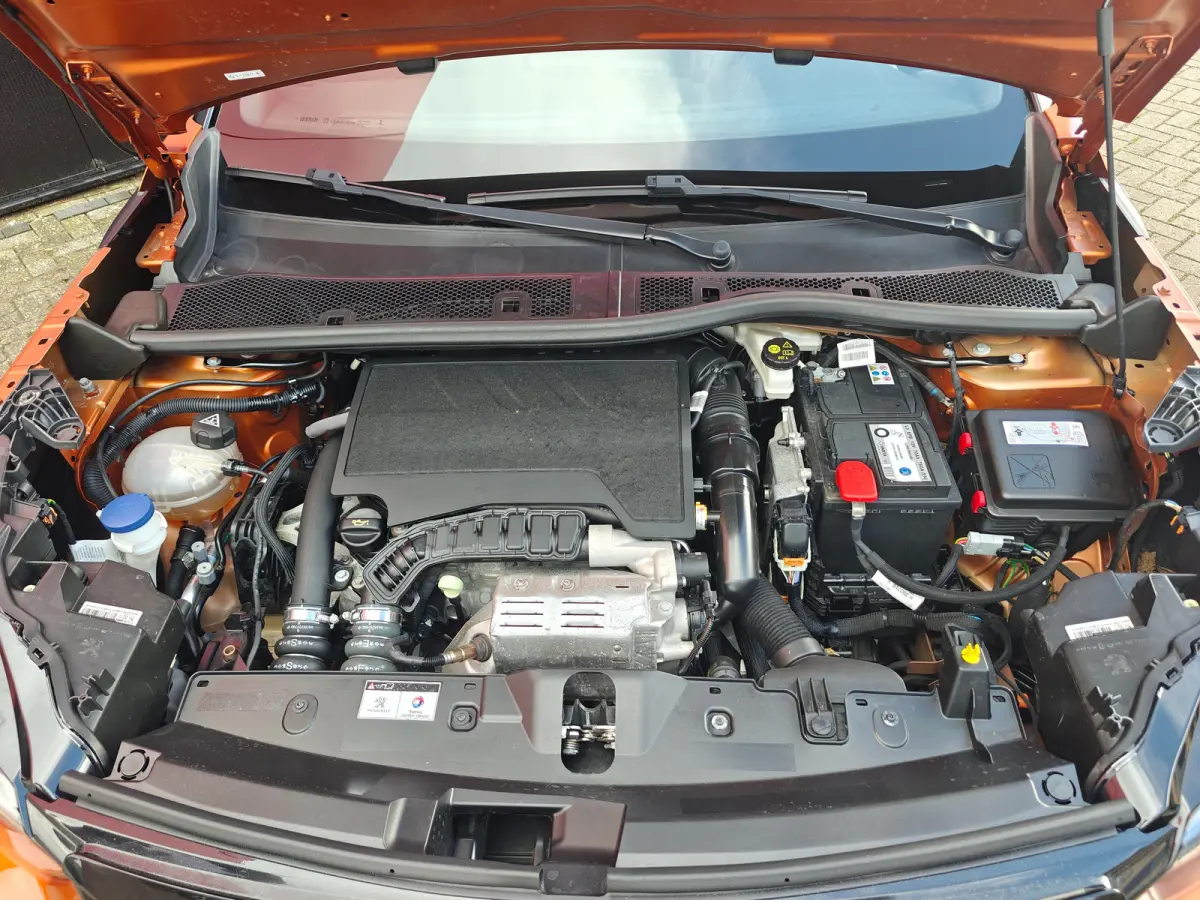 1.2 PureTech GT-Line 130pk | Navigatie | Getint Glas | L.M. | Camera | | Achterbank in delen neerklapbaar | Achteruitrijcamera | Airco (automatisch)