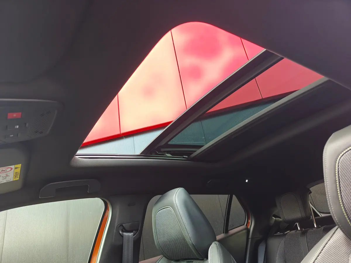 1.2 PureTech GT-Line 130pk | Navigatie | Getint Glas | L.M. | Camera | | Achterbank in delen neerklapbaar | Achteruitrijcamera | Airco (automatisch)