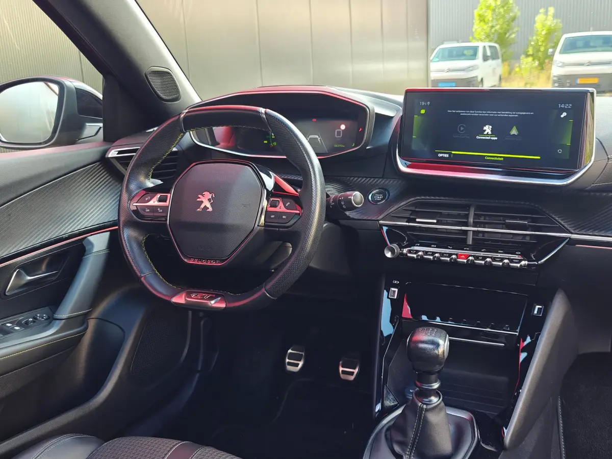 1.2 PureTech GT-Line 130pk | Navigatie | Getint Glas | L.M. | Camera | | Achterbank in delen neerklapbaar | Achteruitrijcamera | Airco (automatisch)