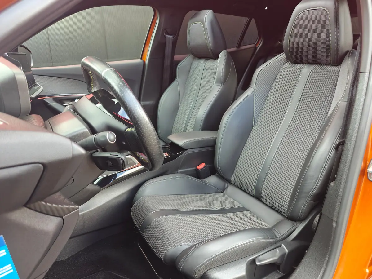 1.2 PureTech GT-Line 130pk | Navigatie | Getint Glas | L.M. | Camera | | Achterbank in delen neerklapbaar | Achteruitrijcamera | Airco (automatisch)
