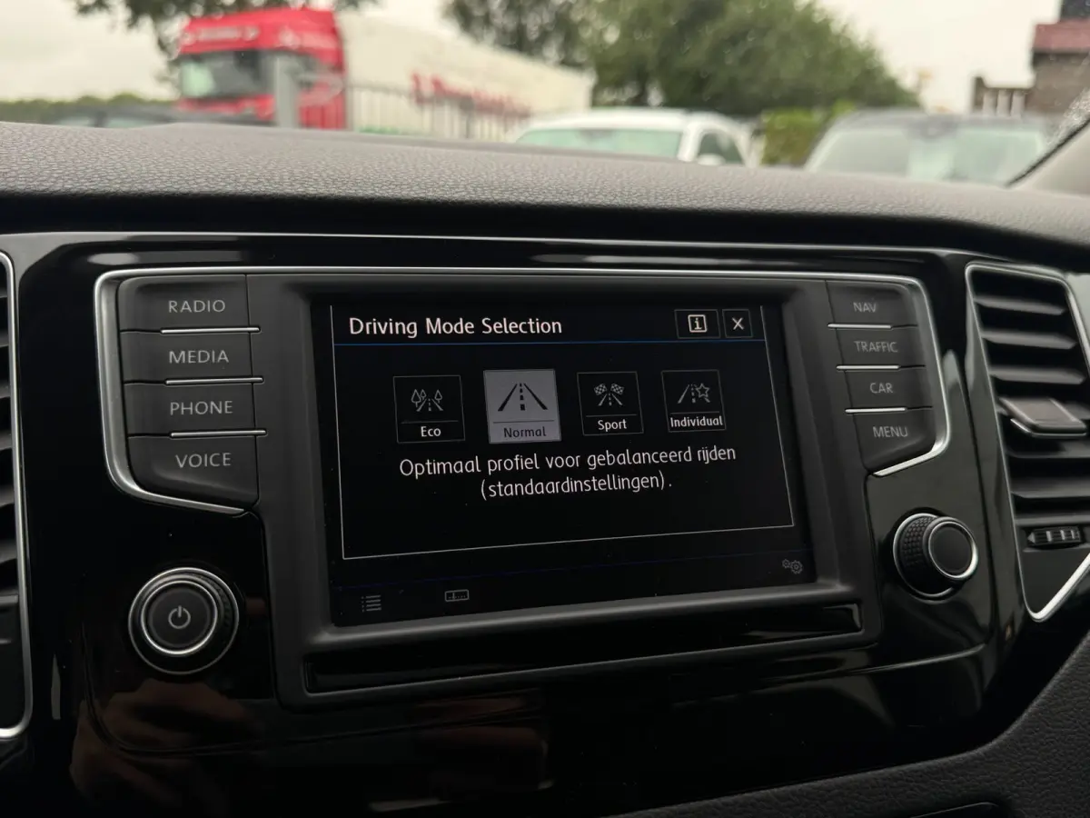 1.4 TSI Highline R-Line Afneembare Trekhaak / Camera / Ergo stoelen met massage / Warning Spots