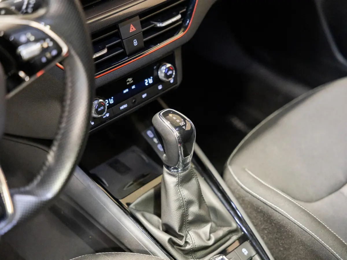 1.0 TSI Sport Business / 110pk / Panorama dak / Achteruitrij camera / Stoelverwarming /