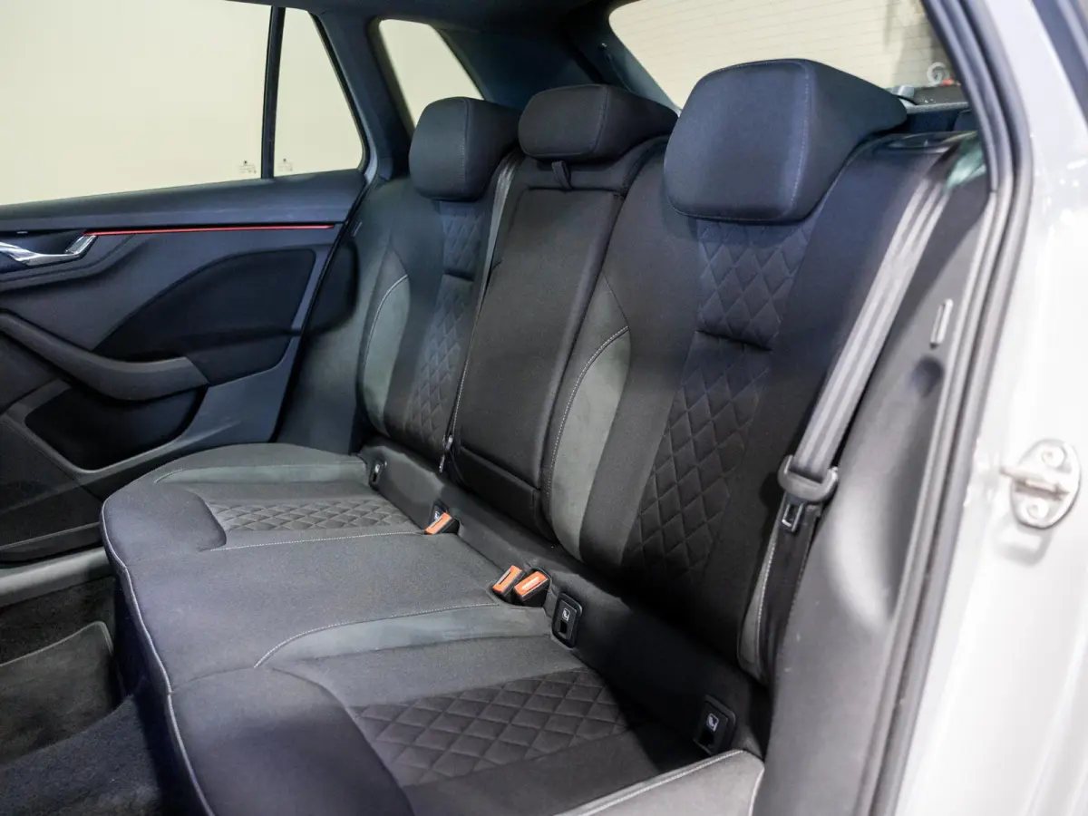 1.0 TSI Sport Business / 110pk / Panorama dak / Achteruitrij camera / Stoelverwarming /